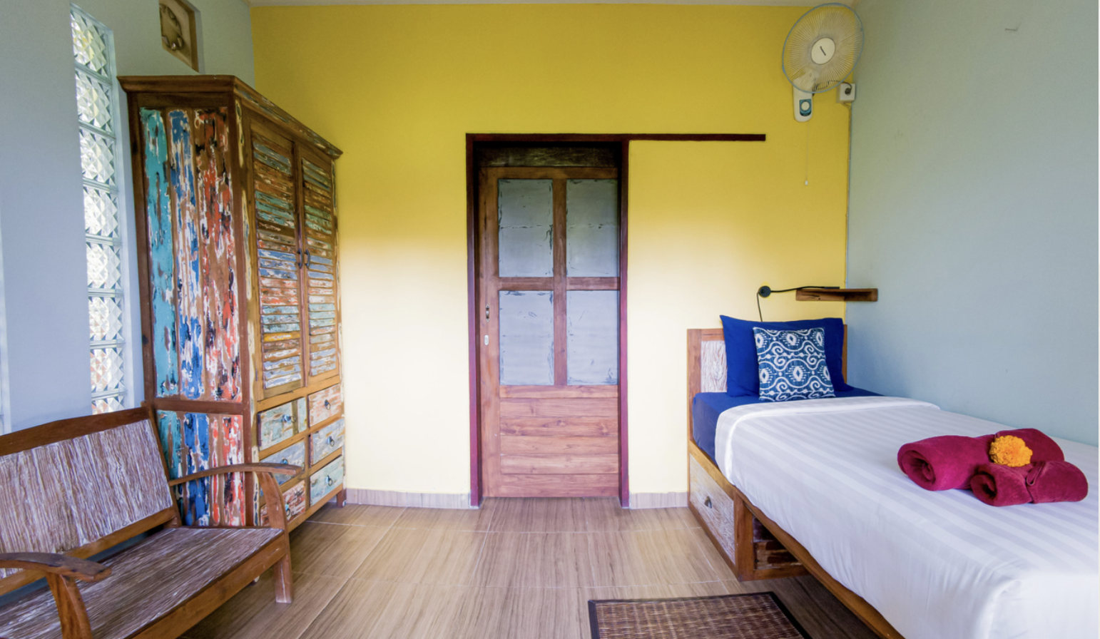 Simple stay room with a single bed and natural light